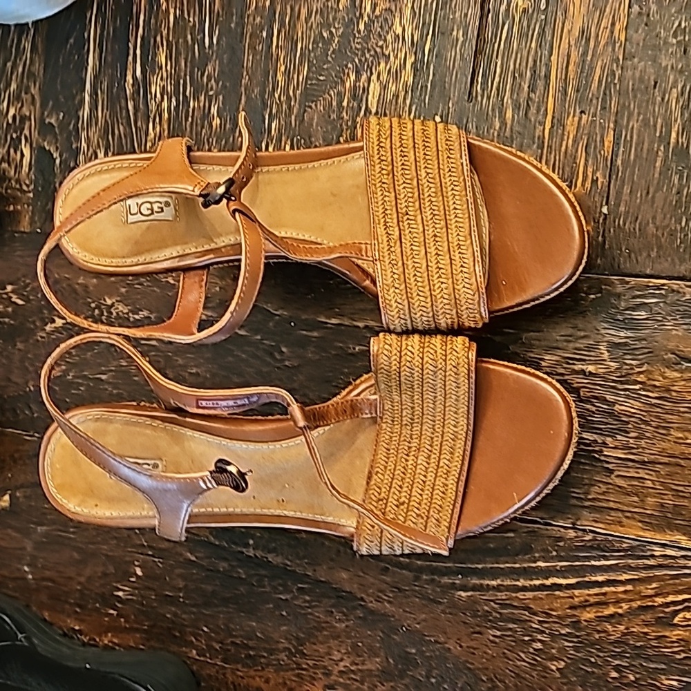 Gorgeous ugg sandals 7 5